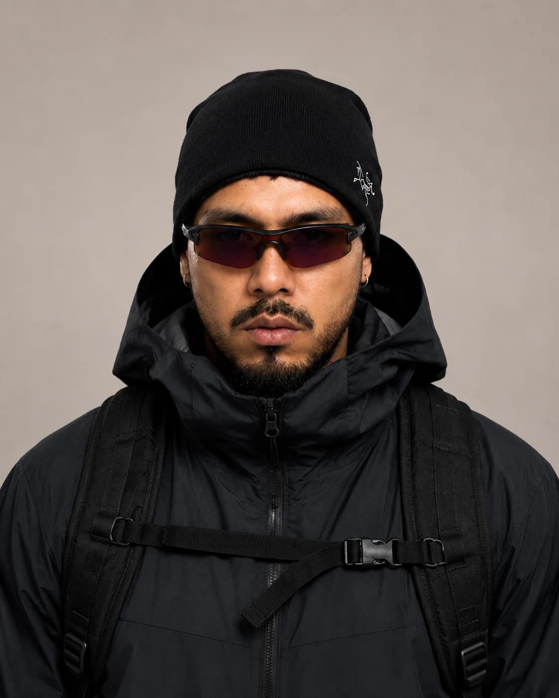 Beanie Black Minimal Logo alternativa