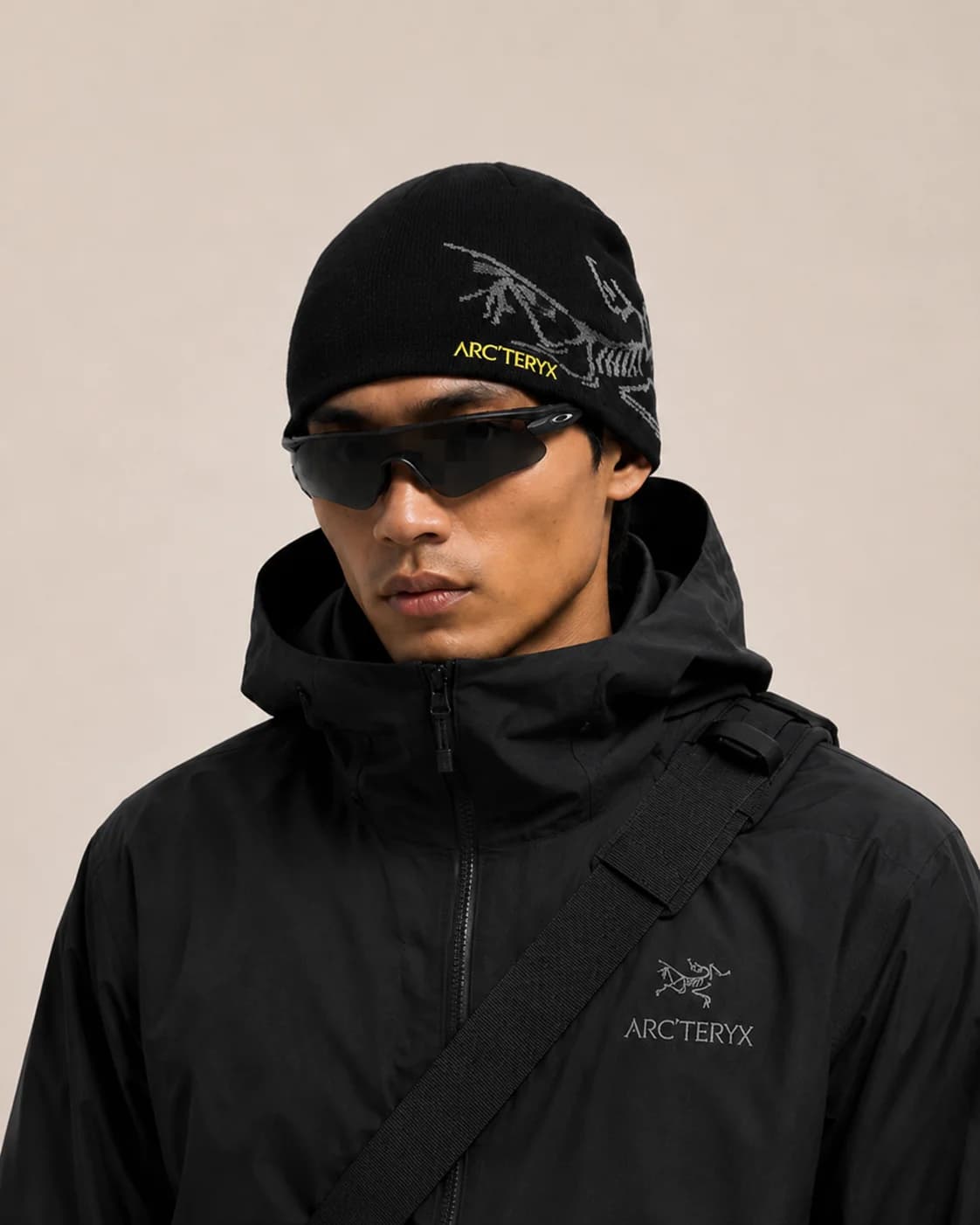 Beanie Black Yellow Logo alternativa